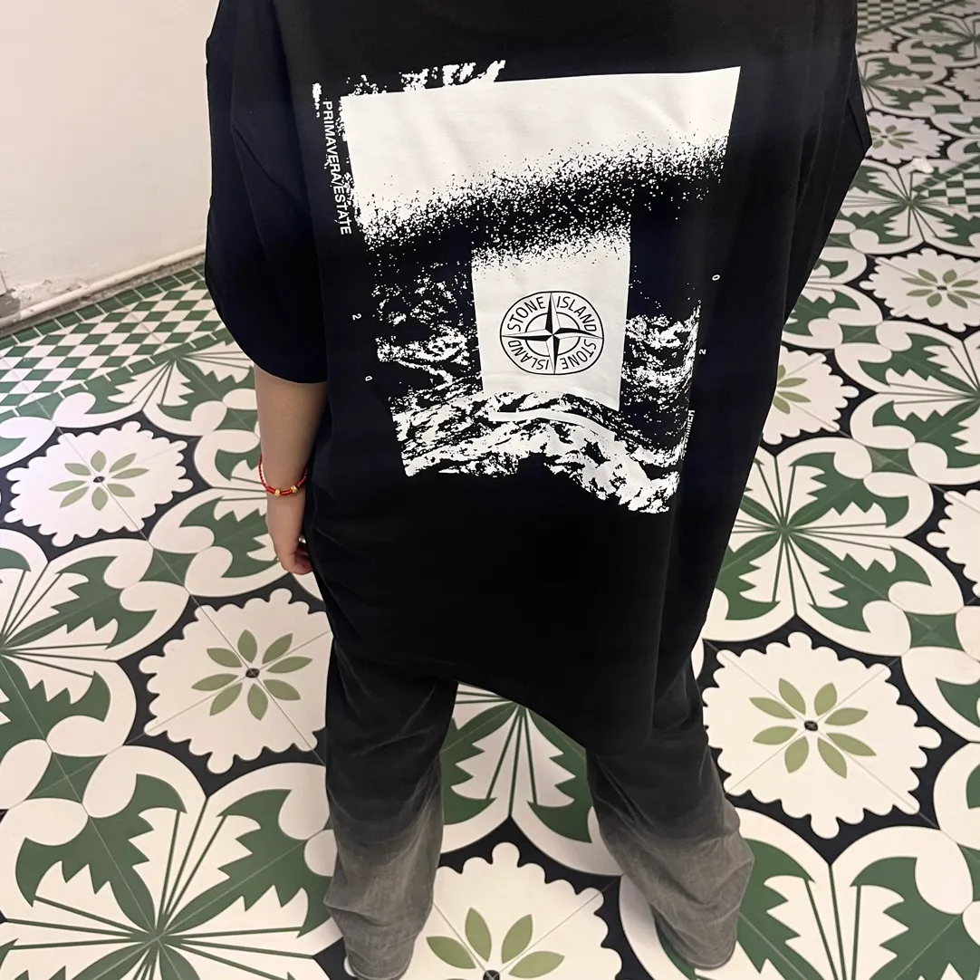 W613#P110💰 [Stone lsland/Stone Island summer new short-sleeved T-shirt with stone ruins print on the back] ⚠️[Original creation, high control of details] Made of 260g combed cotton 32-count double yarn - Simple and basic versatile style, original quality, the first choice for couples. - Made in a large factory, four needles and five threads on the shoulder, neatly routed, high quality workmanship. - Same style for men and women, very versatile, one piece for each hand, the details are clearly visible. Color: Black White Size: M L